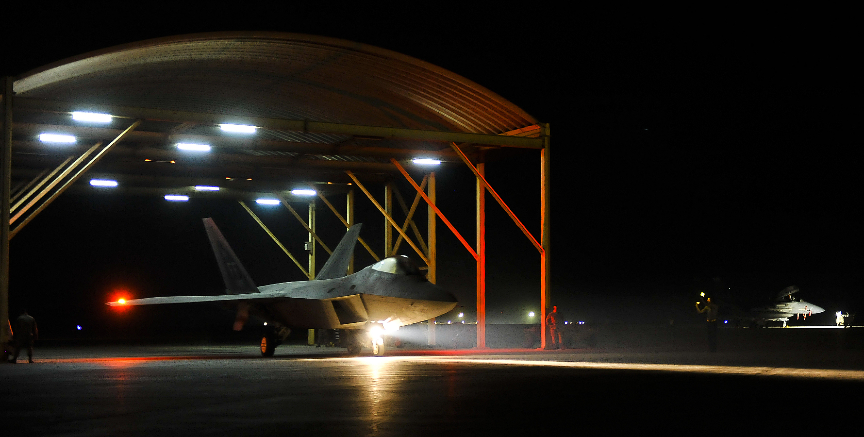 1 Um F-22A do Air Combat Command Fighter Wing começa a sua primeira missão de combate em 23 de setembro (US Air Force photo by Tech. Sargento Russ Scalf) 