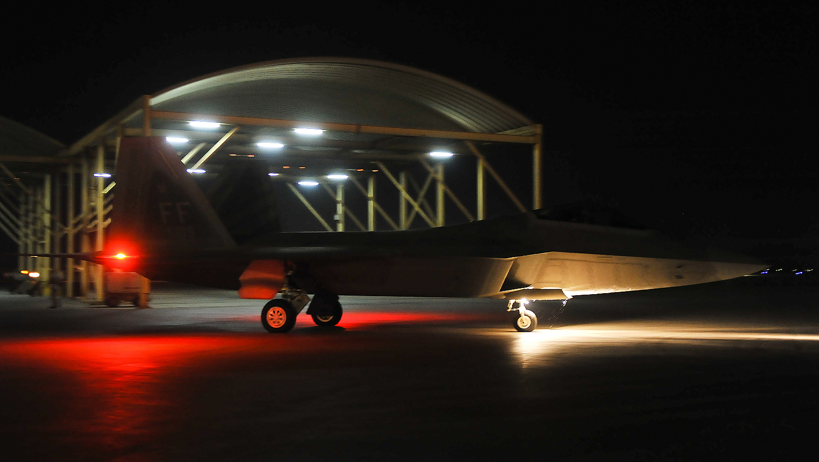 Outro F-22A sai 23 de setembro de atacar alvos ISIS.  (US Air Force photo by Tech. Sgt. Russ Scalf)