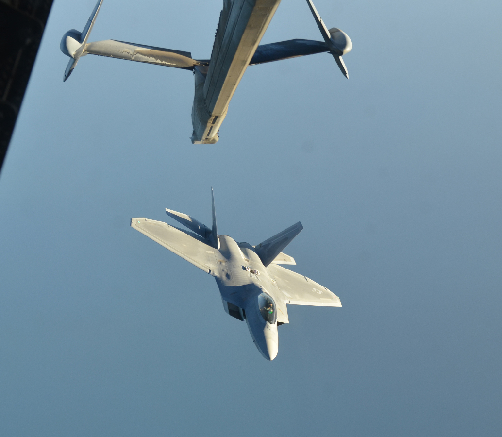 Um F-22A cai depois de tancagem de um KC-10.  (US Air Force foto de MAJ Jefferson S. Heiland)