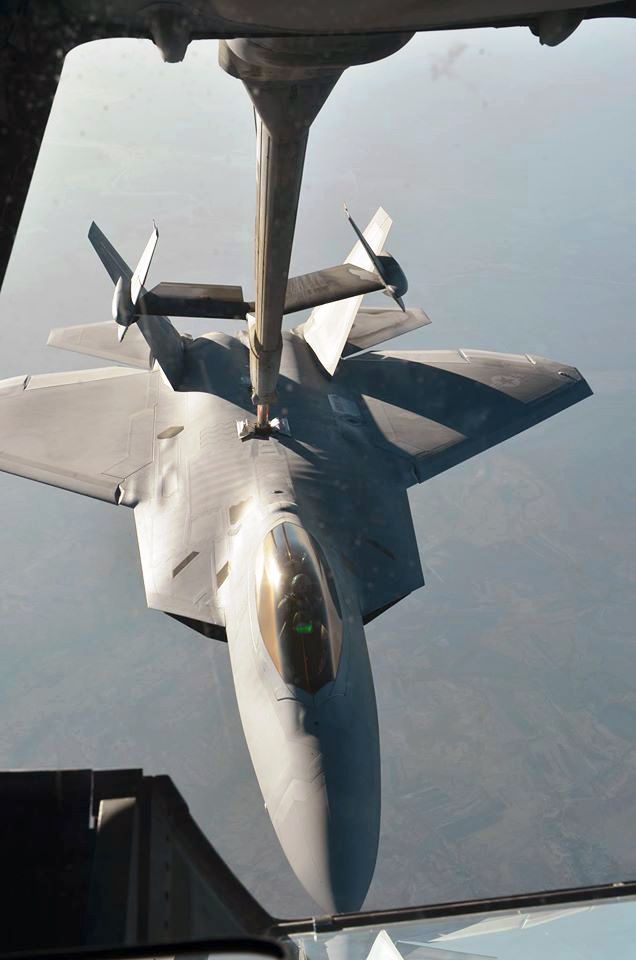 Os ataques contra ISIS marcou a primeira vez o uso de combate do F-22A.  (US Air Force foto de MAJ Jefferson S. Heiland)