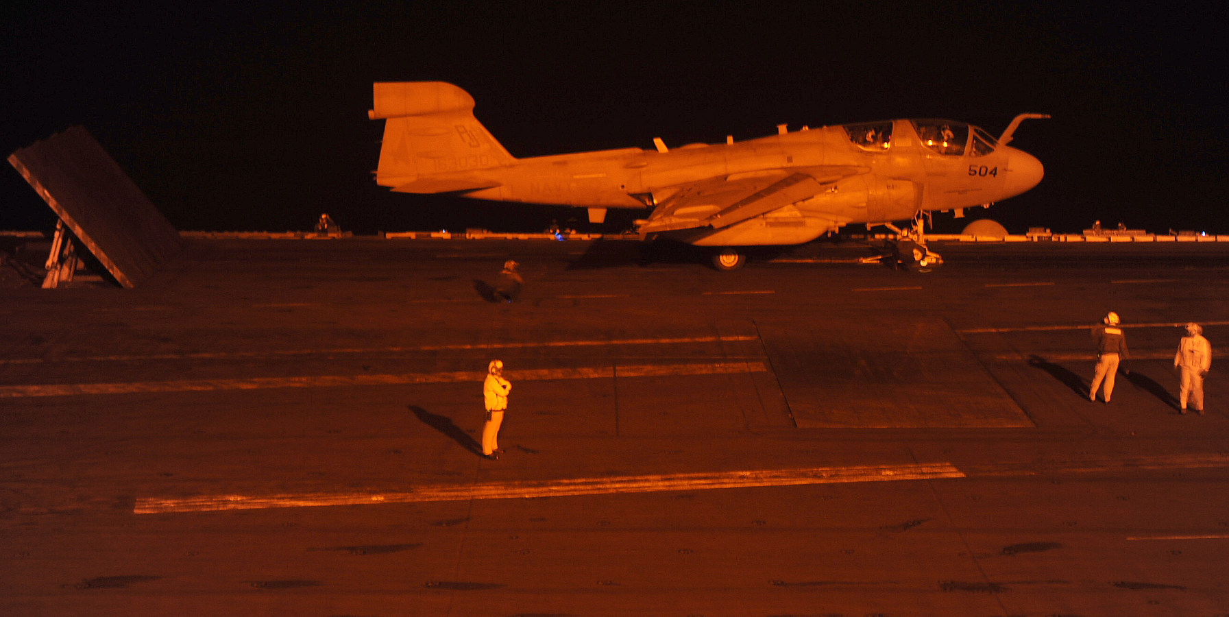 Um predador de EA-6B do Esquadrão de Ataque Eletrônico (VAQ) 134 se prepara para lançar a partir de Bush no início 23 de setembro Esta é uma das últimas implementações de transporte para o Prowler venerável, a ser progressivamente abandonado da frota.  (Foto da marinha dos Estados Unidos por Robert Burck MC3)