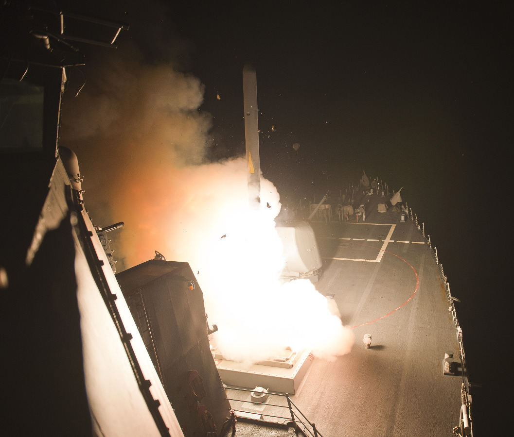 Visto a partir da asa da ponte de estibordo do destroyer USS Arleigh Burke, um míssil de cruzeiro Tomahawk sobe de lançadores de mísseis para a frente do navio em 23 de setembro de 2014 (foto da Marinha dos EUA por US Foto da marinha MC2 Carlos Vazquez)