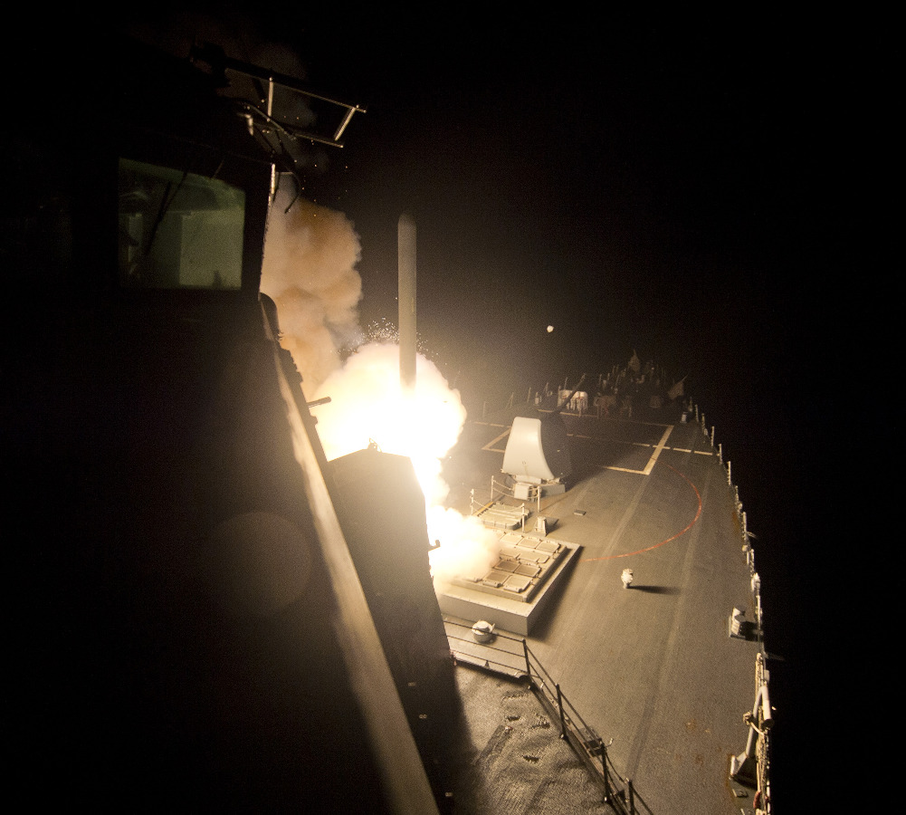 Outro ponto de vista de um Tomahawk deixando sistema de lançamento vertical, a frente do Arleigh Burke.  (Foto da marinha dos Estados Unidos por MC2 Carlos Vazquez)